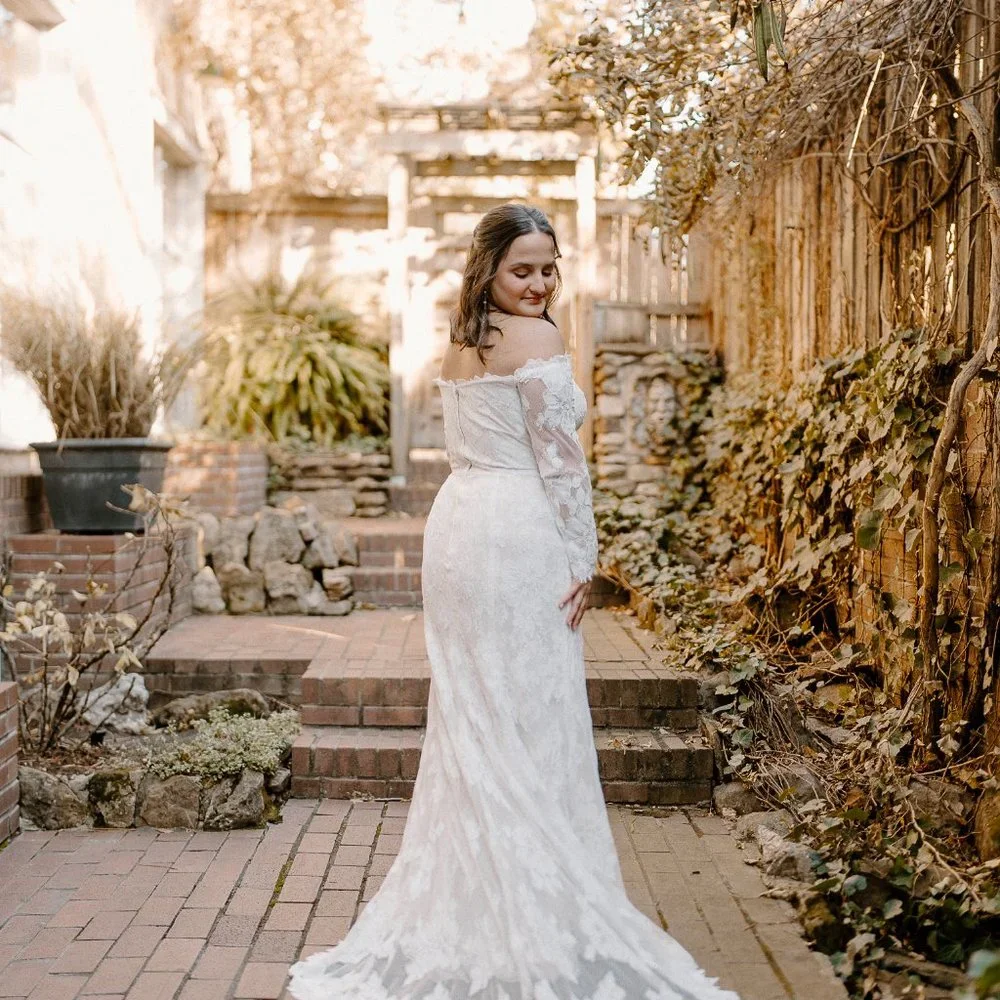 Long sleeve lacy wedding dress - Picture 2 of 2